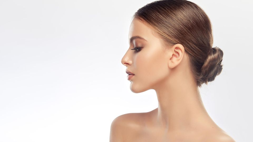 Eine Frau trägt einen Sleek Bun.