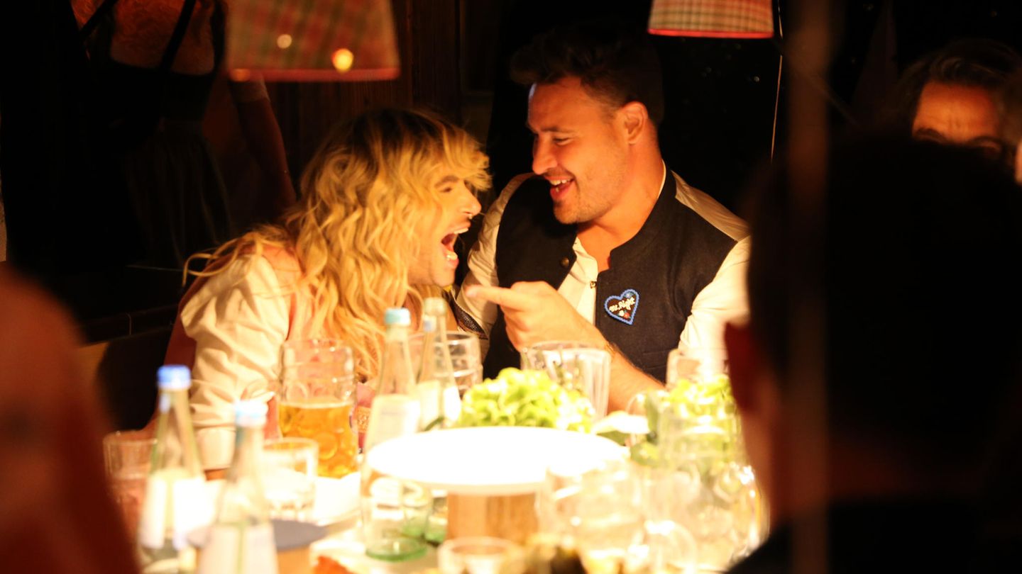 Making out in the beetle tent: Bill Kaulitz kisses Marc Eggers at the Oktoberfest