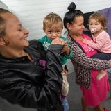 Einen Sonderfall bildet die Ukraine, weil die Kriegsflüchtlinge von dort in Deutschland kein Asyl beantragen müssen. Das Statistische Bundesamt zählt bis Mitte April 2024 rund 1,16 Millionen Kriegsflüchtlinge aus der Ukraine, schreibt aber: "Eine exakte Zahl der Geflüchteten aus der Ukraine, die die Bundesrepublik erreicht bzw. verlassen haben, lässt sich nicht mit Sicherheit feststellen." Personen könnten weitergereist oder in die Ukraine zurückgekehrt sein.