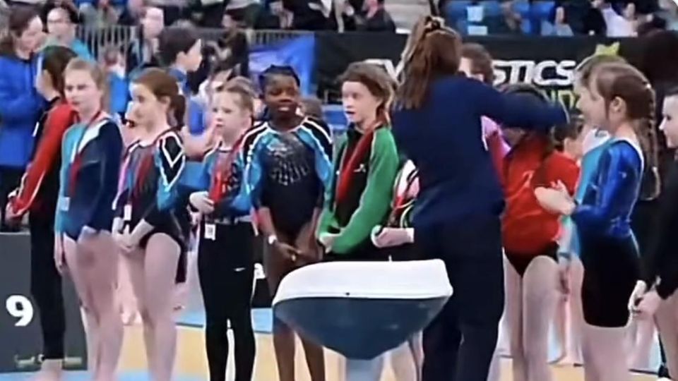 Irland: Eine kleine Turnerin bekommt nach einem Wettbewerb keine Medaille um den Hals gehangen.