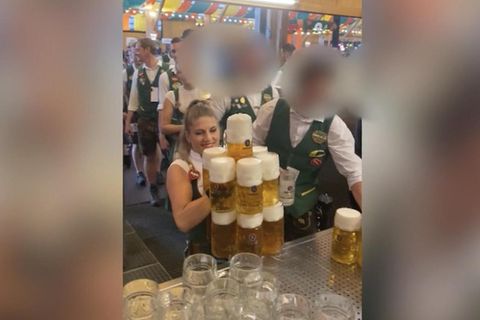 Diese Wiesn-Kellnerin lässt so einige Kellner und Kellnerinnen vor Neid erblassen. Als wäre es ein Kinderspiel, trägt sie mit dreizehn Maß um die 30 Kilogramm umher.