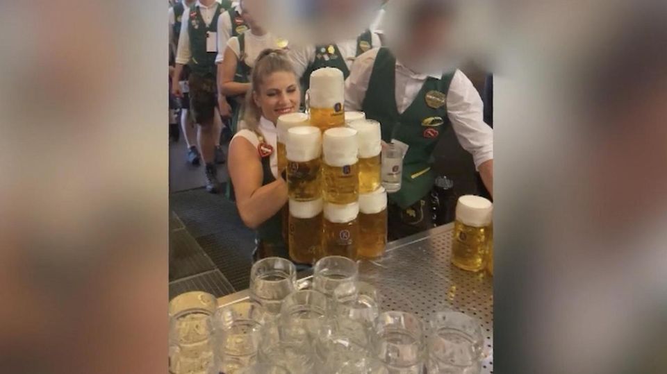 Diese Wiesn-Kellnerin lässt so einige Kellner und Kellnerinnen vor Neid erblassen. Als wäre es ein Kinderspiel, trägt sie mit dreizehn Maß um die 30 Kilogramm umher.