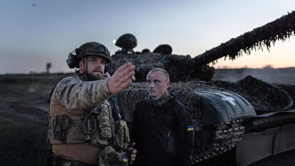 Ein Kommandant weist in der Ukraine einem Soldaten die Richtung bei einer Schießübung mit Panzer