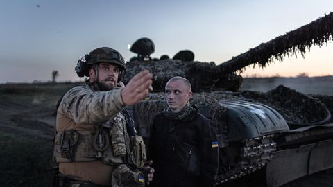 Ein Kommandant weist in der Ukraine einem Soldaten die Richtung bei einer Schießübung mit Panzer