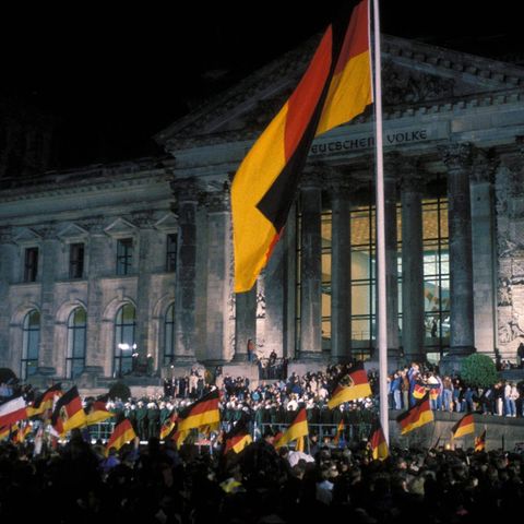 Am 3. Oktober 1990 wurde vor dem Reichstagsgebäude in Berlin die Wiedervereinigung gefeiert.