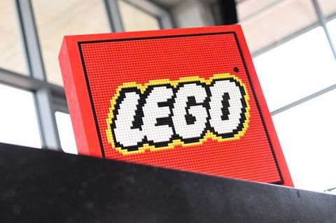 Ein Lego-Logo mit weißen Buchstaben