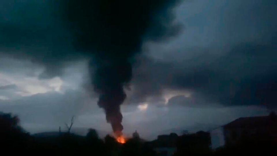 Aufsteigender Rauch nach der Explosion eines Tanklagers in der Nähe von Stepanakert