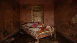 Ein Bett steht in einem von Sturmtief Daniel zerstörten Zimmer in Griechenland