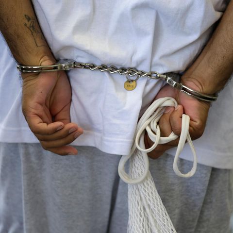 USA: Ein zur Todesstrafe verurteilter Häftling geht über einen Flur, die Hände auf dem Rücken gefesselt