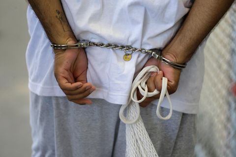 USA: Ein zur Todesstrafe verurteilter Häftling geht über einen Flur, die Hände auf dem Rücken gefesselt
