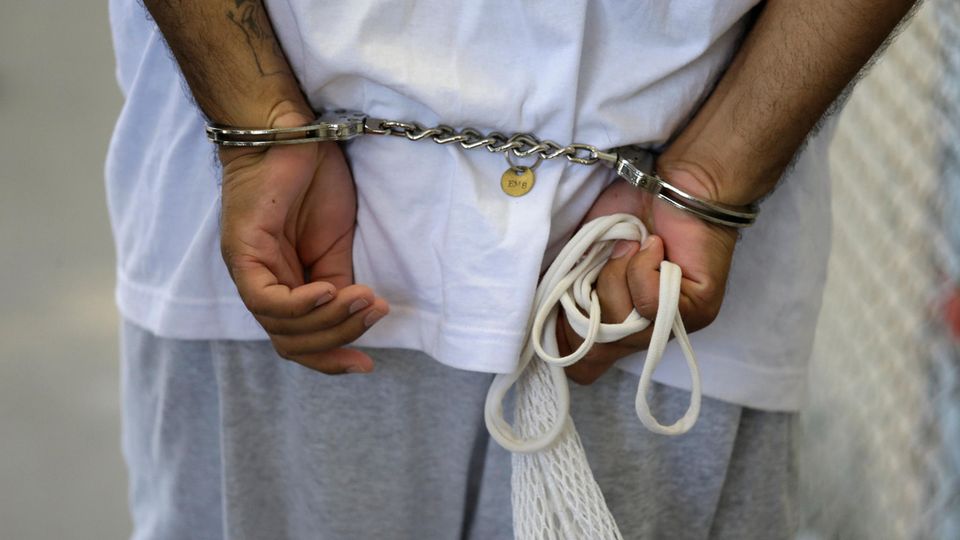 USA: Ein zur Todesstrafe verurteilter Häftling geht über einen Flur, die Hände auf dem Rücken gefesselt