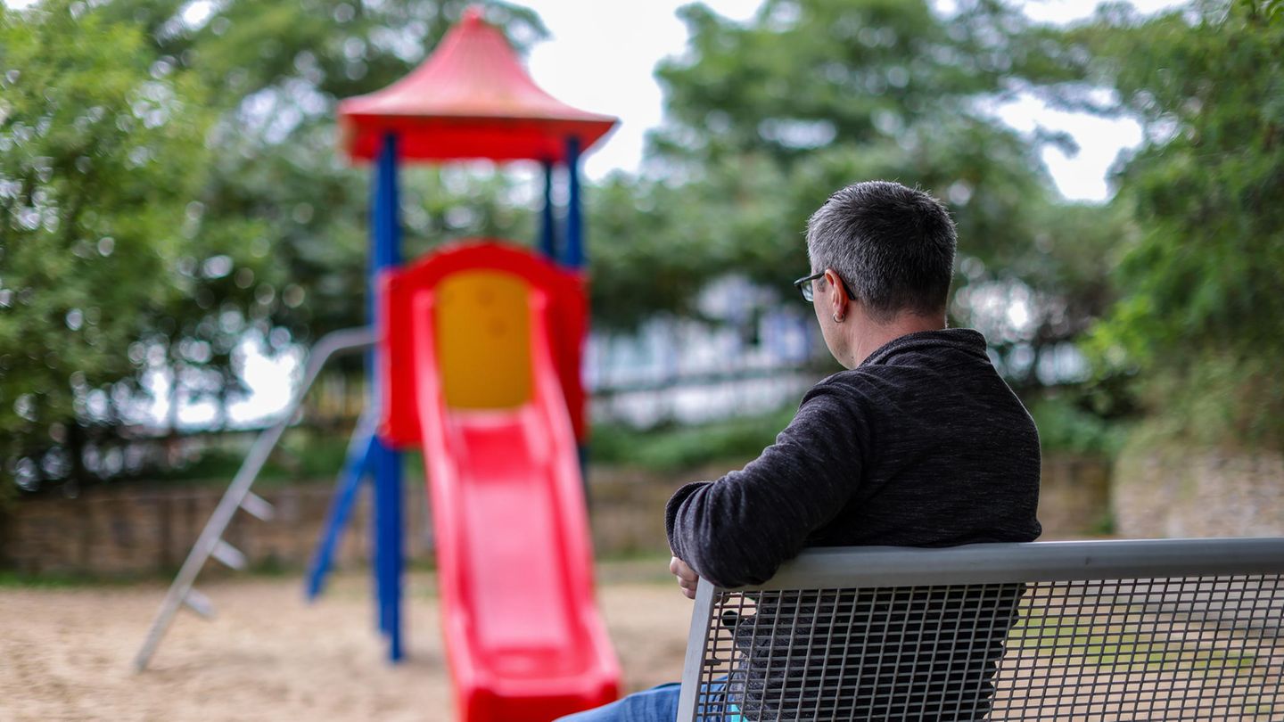 Papa Tobias sitzt allein an einem Spielplatz. Der Vater eines Kindes zieht wegen einer Vaterschaftsanfechtung vor das Bundesverfassungsgericht. Derzeit haben biologische Väter kein Recht, Vaterschaften anzufechten, wenn zwischen dem Kind und dem gesetzlichen Vater laut Familiengericht eine sozial-familiäre Beziehung besteht, der Mann also Verantwortung für das Kind trägt.