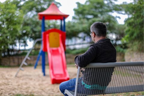 Papa Tobias sitzt allein an einem Spielplatz. Der Vater eines Kindes zieht wegen einer Vaterschaftsanfechtung vor das Bundesverfassungsgericht. Derzeit haben biologische Väter kein Recht, Vaterschaften anzufechten, wenn zwischen dem Kind und dem gesetzlichen Vater laut Familiengericht eine sozial-familiäre Beziehung besteht, der Mann also Verantwortung für das Kind trägt.