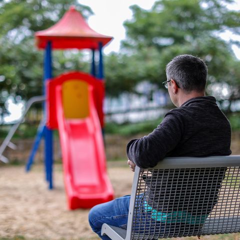 Bundesverfassungsgericht: Papa Tobias sitzt allein an einem Spielplatz. Der Vater eines Kindes zieht wegen einer Vaterschaftsanfechtung vor das Bundesverfassungsgericht. Derzeit haben biologische Väter kein Recht, Vaterschaften anzufechten, wenn zwischen dem Kind und dem gesetzlichen Vater laut Familiengericht eine sozial-familiäre Beziehung besteht, der Mann also Verantwortung für das Kind trägt. Papa Tobias sitzt allein an einem Spielplatz. Der Vater eines Kindes zieht wegen einer Vaterschaftsanfechtung vor das Bundesverfassungsgericht. Derzeit haben biologische Väter kein Recht, Vaterschaften anzufechten, wenn zwischen dem Kind und dem gesetzlichen Vater laut Familiengericht eine sozial-familiäre Beziehung besteht, der Mann also Verantwortung für das Kind trägt.