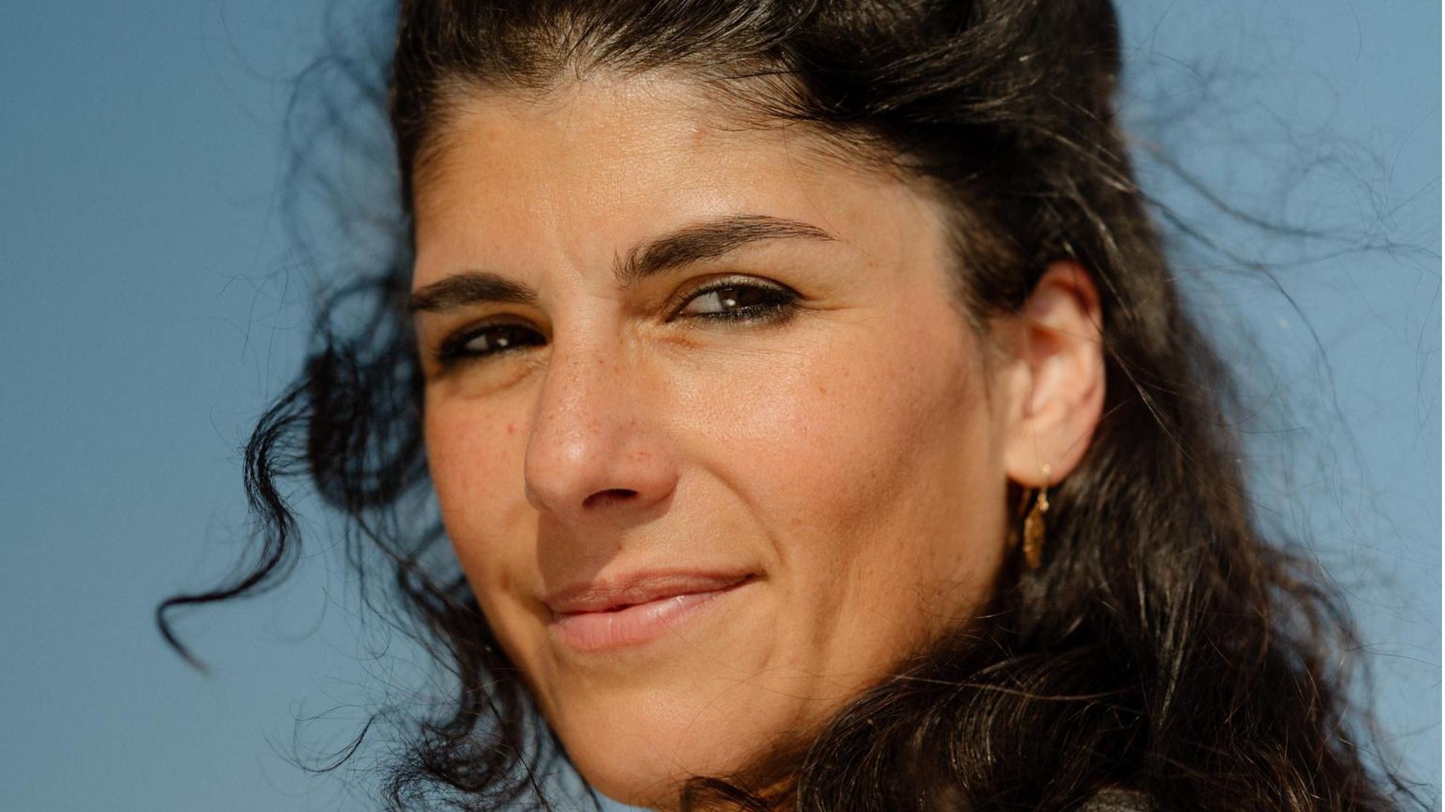 Portrait von Ayla Işik, junge Frau ohne Kopftuch