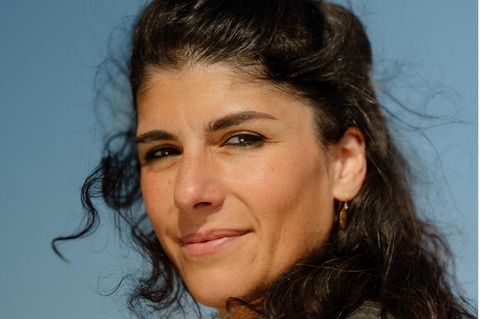 Portrait von Ayla Işik, junge Frau ohne Kopftuch