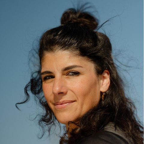 Portrait von Ayla Işik, junge Frau ohne Kopftuch