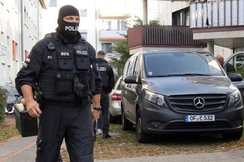 Wie hier in Bremen sind Polizisten in fünf Bundesländern mit einer Razzia gegen mutmaßliche Schleuser vorgegangen