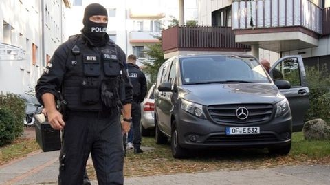 Wie hier in Bremen sind Polizisten in fünf Bundesländern mit einer Razzia gegen mutmaßliche Schleuser vorgegangen