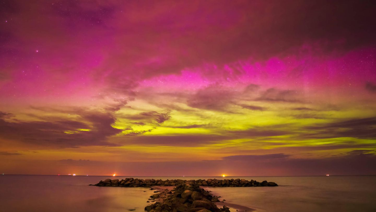 Schon im April waren Polarlichter in Deutschland zu bestaunen – hier am Ostseestrand in Wisch bei Kiel (Schleswig-Holstein)