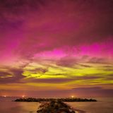 Schon im April waren Polarlichter in Deutschland zu bestaunen – hier am Ostseestrand in Wisch bei Kiel (Schleswig-Holstein)