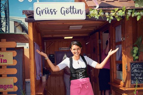 Sonja Eckl-Gruber vor ihrem feministischen Café auf dem Münchner Oktoberfest