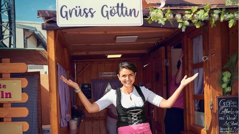 Sonja Eckl-Gruber vor ihrem feministischen Café auf dem Münchner Oktoberfest