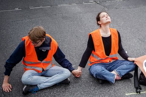 Klimakleber der Gruppe Letzte Generation blockieren eine Straße in Berlin