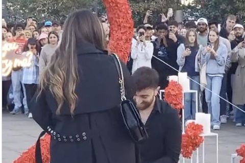 Berlin: Heiratsantrag auf dem Alexanderplatz