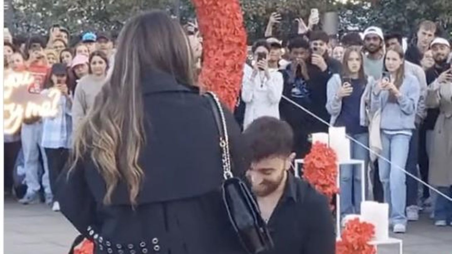 Berlin: Heiratsantrag auf dem Alexanderplatz