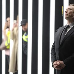 Tesla-Chef Elon Musk bei der Eröffnung seiner Gigafactory in Grünheide bei Berlin am 22. März 2022