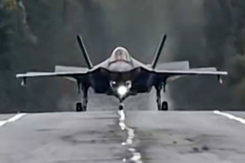 F-35A-Kampfjet landet auf Autobahn – das ist Teil von Finnlands Verteidigungsstrategie