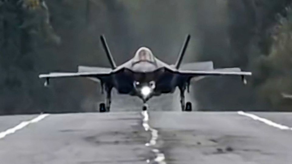 F-35A-Kampfjet landet auf Autobahn – das ist Teil von Finnlands Verteidigungsstrategie