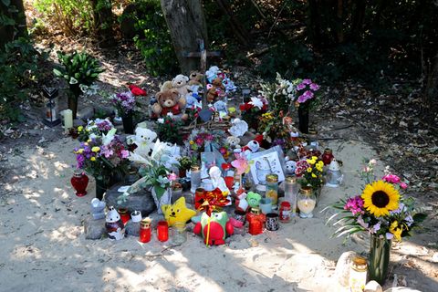 In Pragsdorf wurden am Ort des Verbrechens ein Kreuz, Blumen, Kerzen, Bilder und Plüschtiere aufgestellt