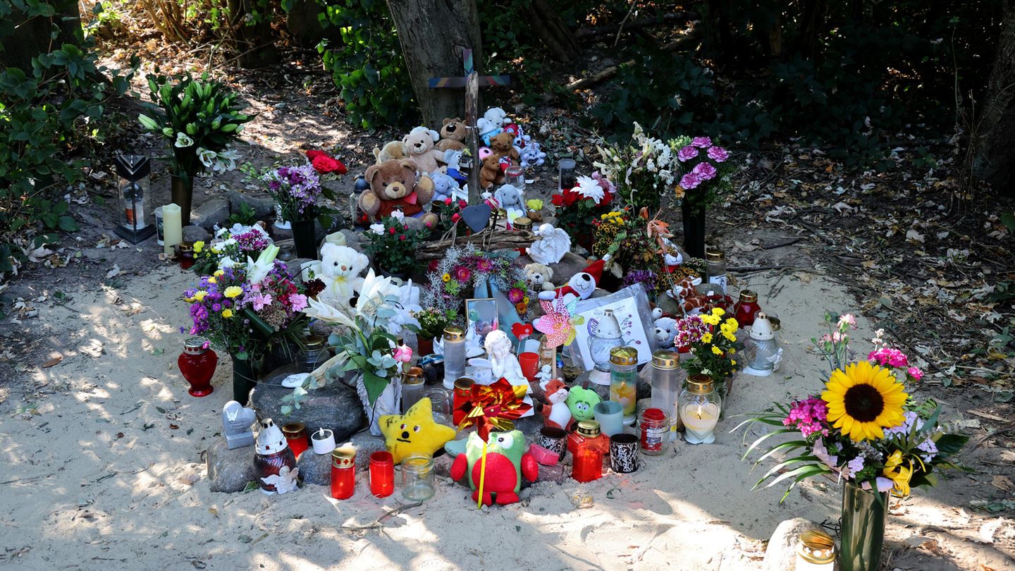 In Pragsdorf wurden am Ort des Verbrechens ein Kreuz, Blumen, Kerzen, Bilder und Plüschtiere aufgestellt