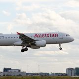 Der Lufthansa-Tochter Austrian Airlines ist gerichtlich irreführende Werbung mit nachhaltigen Treibstoffen untersagt worden. Die österreichische Fluglinie darf künftig nicht mehr mit Aussagen wie "mit uns CO2-neutral fliegen" werben, wie aus einem Urteil hervorgeht, das der Verein für Konsumenteninformation (VKI) veröffentlichte. Die Verbraucherorganisation hatte gegen die Airline geklagt, nachdem diese im vergangenen Jahr Passagieren für Flüge nach Venedig als Option die Betankung mit nachhaltigem Flugkraftstoff (SAF) anbot. Der Treibstoff wird aus wiederverwertetem Speiseöl statt Erdöl gewonnen. Durch die Verwendung von Aussagen wie "100 Prozent SAF" sei der falsche Eindruck erweckt worden, dass diese Flüge klimaneutral durchgeführt würden, bemängelte der VKI. Das Landgericht Korneuburg gab den Verbraucherschützern recht. Die Airline habe nicht erwähnt, dass derzeit aus technischen Gründen nur bis zu 5 Prozent alternativer Treibstoff zum herkömmlichen Kerosin beigemengt werden könne, und dass Austrian Airlines überhaupt nur einen Anteil von 0,4 Prozent SAF einsetze. Außerdem sei in der Werbung nicht darauf hingewiesen worden, dass die optionale Buchung von SAF den Ticketpreis um mehr als 50 Prozent erhöht habe, hieß es in dem Urteil. Austrian Airlines teilte mit, man nehme das Urteil zur Kenntnis und werde es in der Werbung berücksichtigen. "Aus dem Urteil ergibt sich, dass Austrian Airlines im Hinblick auf die gegenständliche Werbeaussage über den Einsatz von nachhaltigen Treibstoffen (Sustainable Aviation Fuels, SAF), dessen Einsatzmöglichkeiten und Vorteile klarer informieren hätte müssen", hieß es.