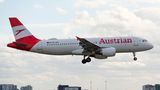 Der Lufthansa-Tochter Austrian Airlines ist gerichtlich irreführende Werbung mit nachhaltigen Treibstoffen untersagt worden. Die österreichische Fluglinie darf künftig nicht mehr mit Aussagen wie "mit uns CO2-neutral fliegen" werben, wie aus einem Urteil hervorgeht, das der Verein für Konsumenteninformation (VKI) veröffentlichte. Die Verbraucherorganisation hatte gegen die Airline geklagt, nachdem diese im vergangenen Jahr Passagieren für Flüge nach Venedig als Option die Betankung mit nachhaltigem Flugkraftstoff (SAF) anbot. Der Treibstoff wird aus wiederverwertetem Speiseöl statt Erdöl gewonnen. Durch die Verwendung von Aussagen wie "100 Prozent SAF" sei der falsche Eindruck erweckt worden, dass diese Flüge klimaneutral durchgeführt würden, bemängelte der VKI. Das Landgericht Korneuburg gab den Verbraucherschützern recht. Die Airline habe nicht erwähnt, dass derzeit aus technischen Gründen nur bis zu 5 Prozent alternativer Treibstoff zum herkömmlichen Kerosin beigemengt werden könne, und dass Austrian Airlines überhaupt nur einen Anteil von 0,4 Prozent SAF einsetze. Außerdem sei in der Werbung nicht darauf hingewiesen worden, dass die optionale Buchung von SAF den Ticketpreis um mehr als 50 Prozent erhöht habe, hieß es in dem Urteil. Austrian Airlines teilte mit, man nehme das Urteil zur Kenntnis und werde es in der Werbung berücksichtigen. "Aus dem Urteil ergibt sich, dass Austrian Airlines im Hinblick auf die gegenständliche Werbeaussage über den Einsatz von nachhaltigen Treibstoffen (Sustainable Aviation Fuels, SAF), dessen Einsatzmöglichkeiten und Vorteile klarer informieren hätte müssen", hieß es.