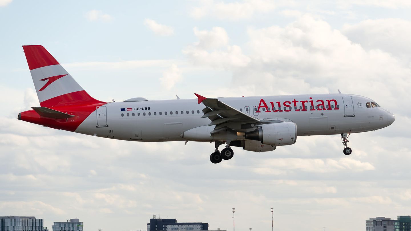 Dienstag, 26. September: Austrian Airlines wegen irreführender Klimawerbung verurteilt Der Lufthansa-Tochter Austrian Airlines ist gerichtlich irreführende Werbung mit nachhaltigen Treibstoffen untersagt worden. Die österreichische Fluglinie darf künftig nicht mehr mit Aussagen wie "mit uns CO2-neutral fliegen" werben, wie aus einem Urteil hervorgeht, das der Verein für Konsumenteninformation (VKI) veröffentlichte. Die Verbraucherorganisation hatte gegen die Airline geklagt, nachdem diese im vergangenen Jahr Passagieren für Flüge nach Venedig als Option die Betankung mit nachhaltigem Flugkraftstoff (SAF) anbot. Der Treibstoff wird aus wiederverwertetem Speiseöl statt Erdöl gewonnen. Durch die Verwendung von Aussagen wie "100 Prozent SAF" sei der falsche Eindruck erweckt worden, dass diese Flüge klimaneutral durchgeführt würden, bemängelte der VKI. Das Landgericht Korneuburg gab den Verbraucherschützern recht. Die Airline habe nicht erwähnt, dass derzeit aus technischen Gründen nur bis zu 5 Prozent alternativer Treibstoff zum herkömmlichen Kerosin beigemengt werden könne, und dass Austrian Airlines überhaupt nur einen Anteil von 0,4 Prozent SAF einsetze. Außerdem sei in der Werbung nicht darauf hingewiesen worden, dass die optionale Buchung von SAF den Ticketpreis um mehr als 50 Prozent erhöht habe, hieß es in dem Urteil. Austrian Airlines teilte mit, man nehme das Urteil zur Kenntnis und werde es in der Werbung berücksichtigen. "Aus dem Urteil ergibt sich, dass Austrian Airlines im Hinblick auf die gegenständliche Werbeaussage über den Einsatz von nachhaltigen Treibstoffen (Sustainable Aviation Fuels, SAF), dessen Einsatzmöglichkeiten und Vorteile klarer informieren hätte müssen", hieß es.