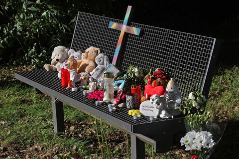Trauernde haben auf einer Bank an einem See in Pragsdorf unter anderem Kerzen, Blumen und Plüschtiere abgelegt