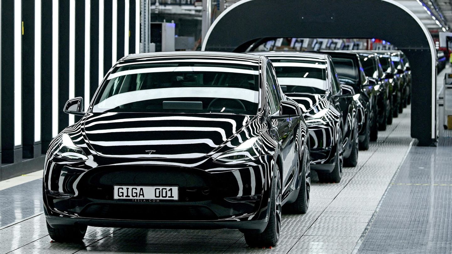 Neue Tesla-Fahrzeuge verlassen die Fabrik