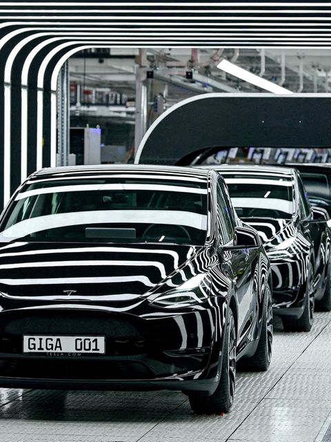 Neue Tesla-Fahrzeuge verlassen die Fabrik