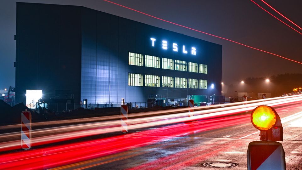 Abendaufnahme der Tesla-Fabrik in Grünheide