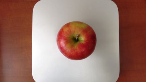 Mac Mini M2 vs. M2 Pro: Ein Apfel liegt auf dem Mac Mini