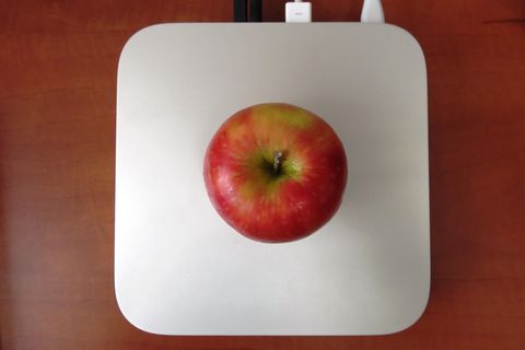 Mac Mini M2 vs. M2 Pro: Ein Apfel liegt auf dem Mac Mini