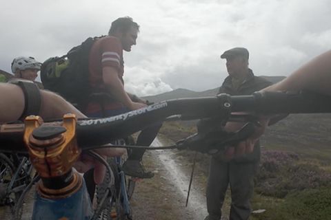 Eine Begegnung der besonderen Art: Bei einer Tour treffen drei Mountainbiker mitten in der rauen Landschaft Schottlands auf den britischen König.