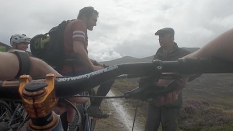 Eine Begegnung der besonderen Art: Bei einer Tour treffen drei Mountainbiker mitten in der rauen Landschaft Schottlands auf den britischen König.