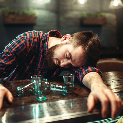 Betrunkener liegt auf dem Bartresen Betrunkener liegt auf dem Bartresen