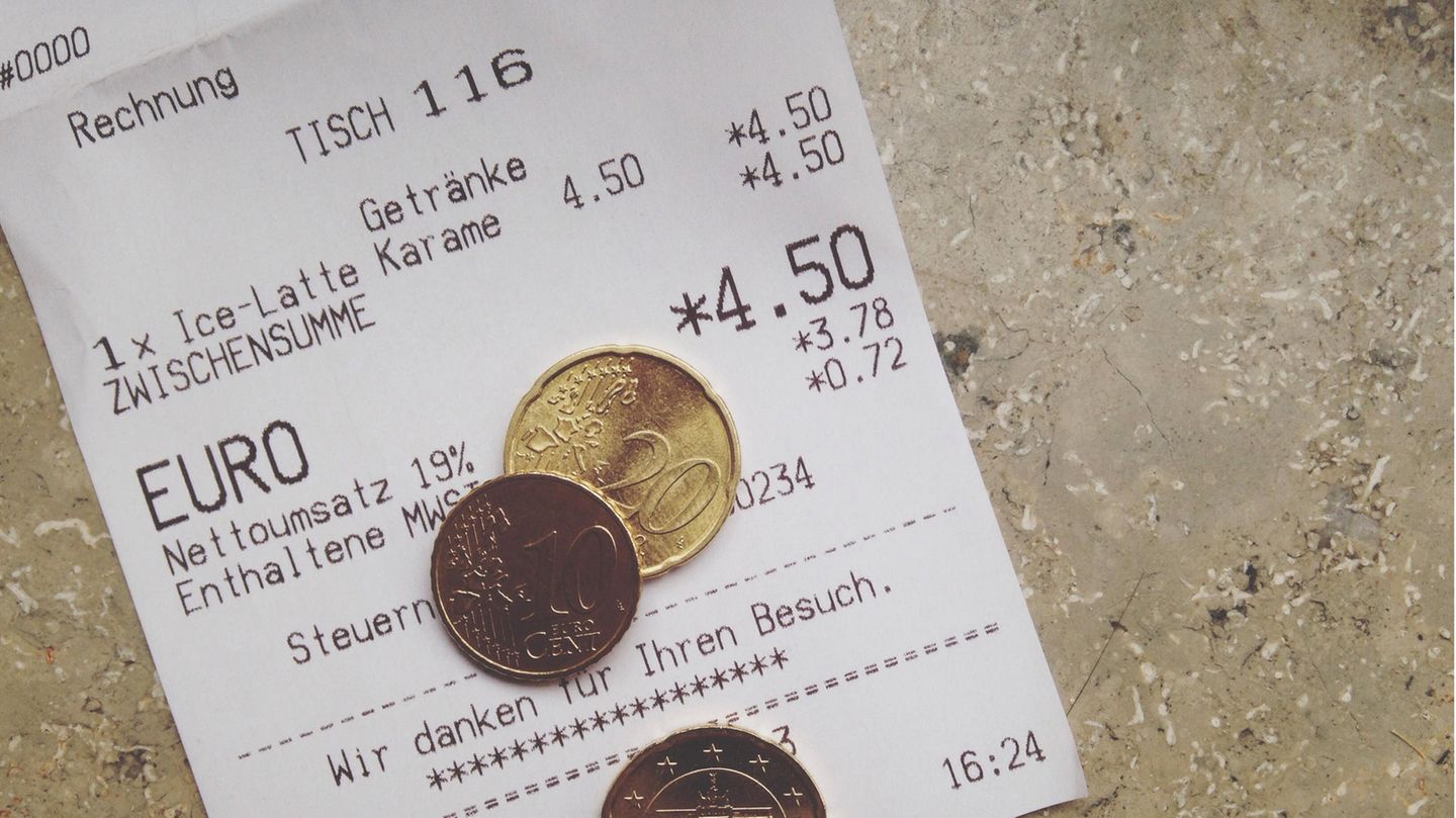 Trinkgeld auf dem Tisch eines Cafés in Hannover