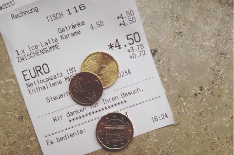 Trinkgeld auf dem Tisch eines Cafés in Hannover