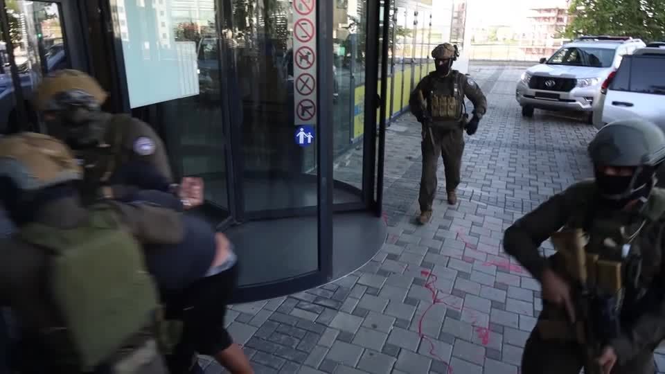 Video: Kosovo: Mutmaßliche Angreifer werden Richter vorgeführt